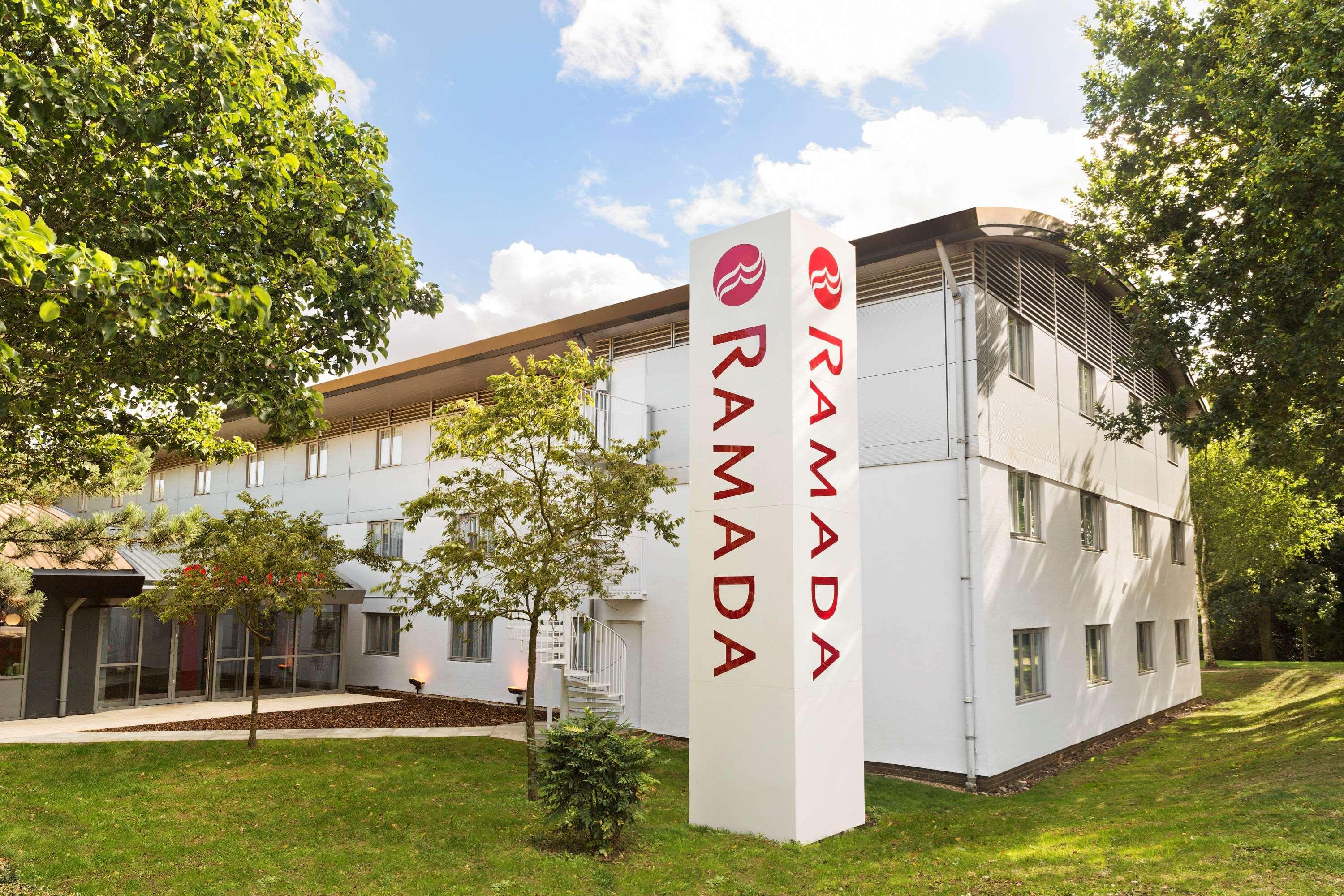 Ramada London South Mimms Hotel Potters Bar Exterior photo