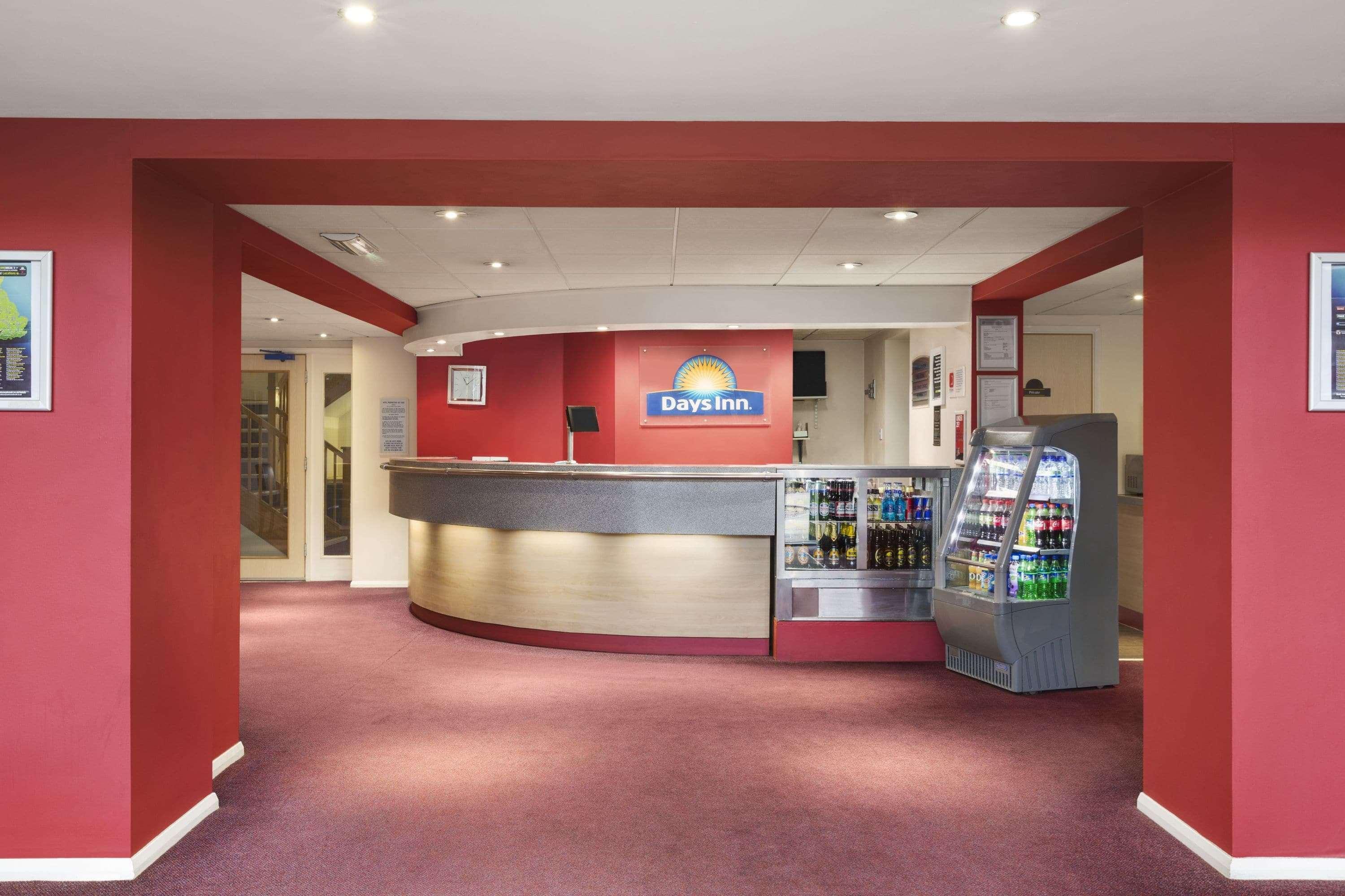 Ramada London South Mimms Hotel Potters Bar Exterior photo